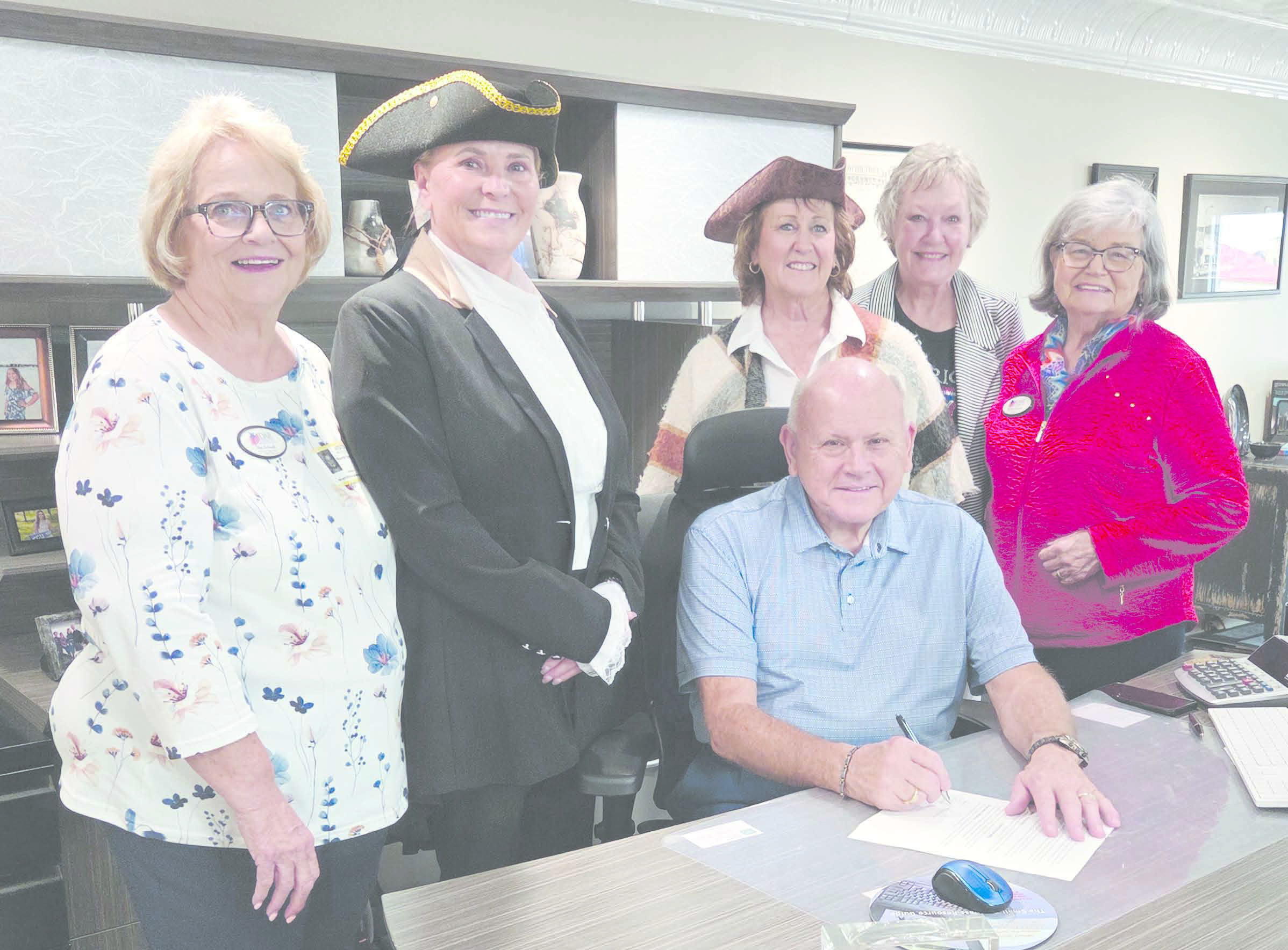 MAYOR SIGNS PROCLAMATION FOR CONSTITUTION WEEK