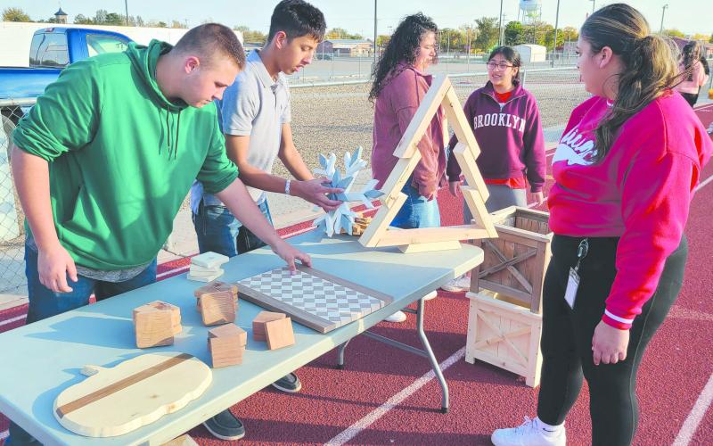 Perryton High School’s Student Council hosted a Fall Festival on Friday evening at Ranger Field. Carnivalstyle games and activities were set up around the field, while students from campus clubs and organizations set up booths to fundraise, including the PHS shop and woodworking classes, who sold items they had built in class.