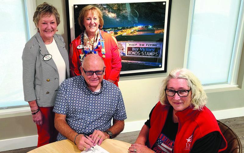 MAYOR SIGNS CONSTITUTION WEEK PROCLAMATION