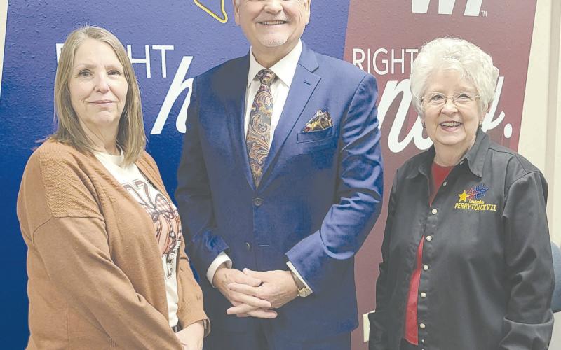 Steve Gilliland of Mocksville, NC was the latest speaker in the Leadership Perryton series. He spoke on “It Is What You Make It” at Frank Phillips College, Allen Campus on Thursday evening. The seminar was sponsored by Perryton National Bank and Lemon, Shearer, Phillips and Good. Pictured are, from left, Leadership Perryton planning committee member Stacey Bable, Gilliland, and committee member Cynthia Shattles.