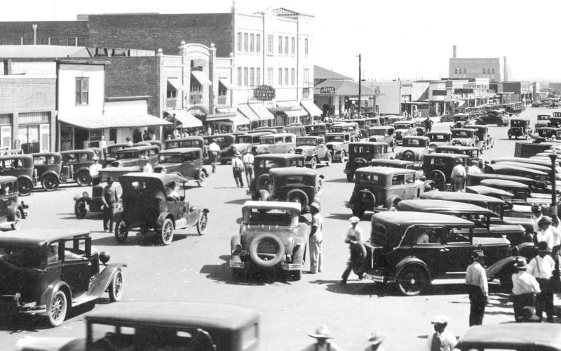 SATURDAY AFTERNOON — Saturday used to a be a busy day in Perryton and here is a Saturday afternoon crowd jamming the streets in 1931. Sometimes there was a parking problem, even in those days.