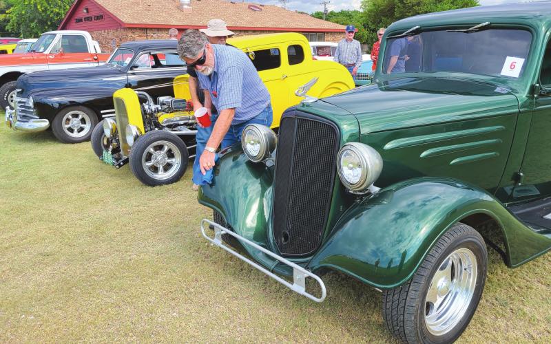 VIEWING VINTAGE VEHICLES
