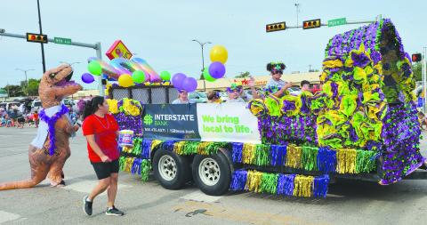 PARADE CHAMP - COMMERCIAL FLOAT