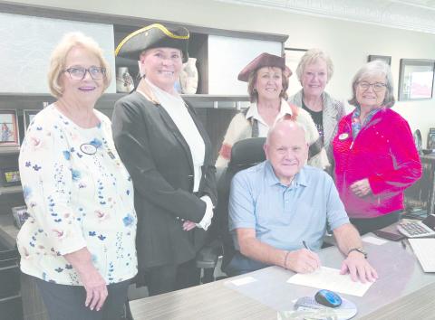 MAYOR SIGNS PROCLAMATION FOR CONSTITUTION WEEK