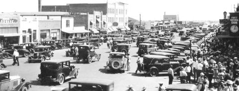 SATURDAY AFTERNOON — Saturday used to a be a busy day in Perryton and here is a Saturday afternoon crowd jamming the streets in 1931. Sometimes there was a parking problem, even in those days.