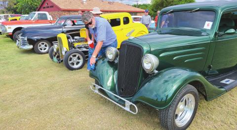 VIEWING VINTAGE VEHICLES