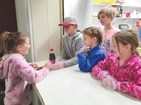 SNACK TIME AT THE STOCK SHOW