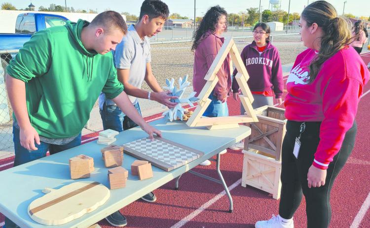 Perryton High School’s Student Council hosted a Fall Festival on Friday evening at Ranger Field. Carnivalstyle games and activities were set up around the field, while students from campus clubs and organizations set up booths to fundraise, including the PHS shop and woodworking classes, who sold items they had built in class.