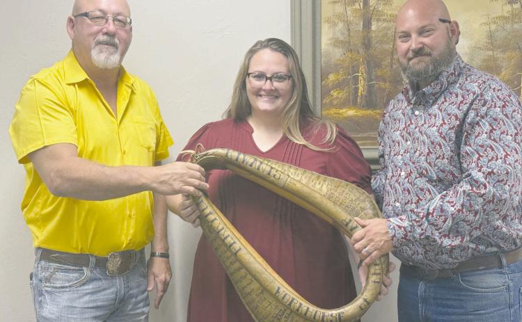 WORKHORSE OF THE YEAR The Perryton Kiwanis Club named Tosha Allison as their Workhorse of the Year on Tuesday evening. She is the coordinator for Toys for Tots, serves on the Wolf Creek Advisory Board, and volunteers with OGH Hospice. Pictured are, from left, presenter Ron Snyder, Tosha Allison, and Kiwanis president Chase