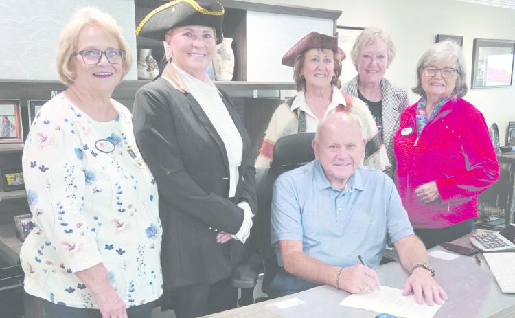 MAYOR SIGNS PROCLAMATION FOR CONSTITUTION WEEK