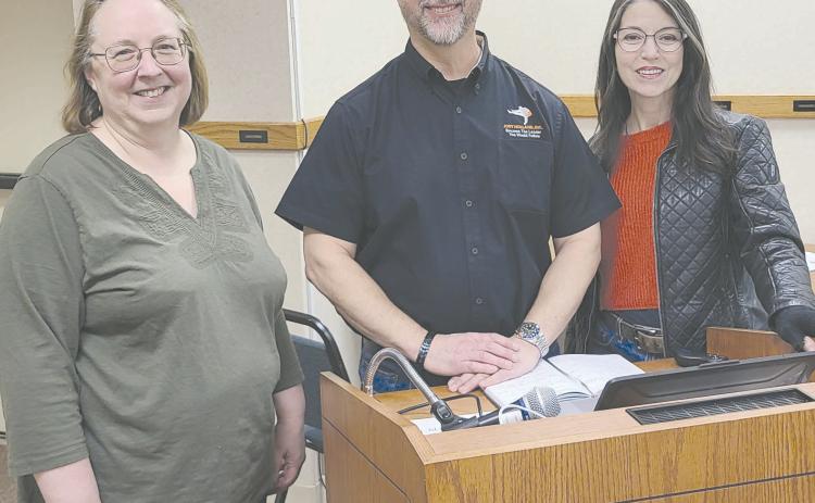 Jody Holland of Amarillo was the latest speaker in the Leadership Perryton series. He spoke on “Story Selling” at Frank Phillips College, Allen Campus last Thursday evening. The seminar was sponsored by Harvey’s Electric and North Plains Electric Cooperative. Pictured are, from left, Leadership Perryton planning committee member Brenda Austin, Holland, and committee member Geralyn Graver.